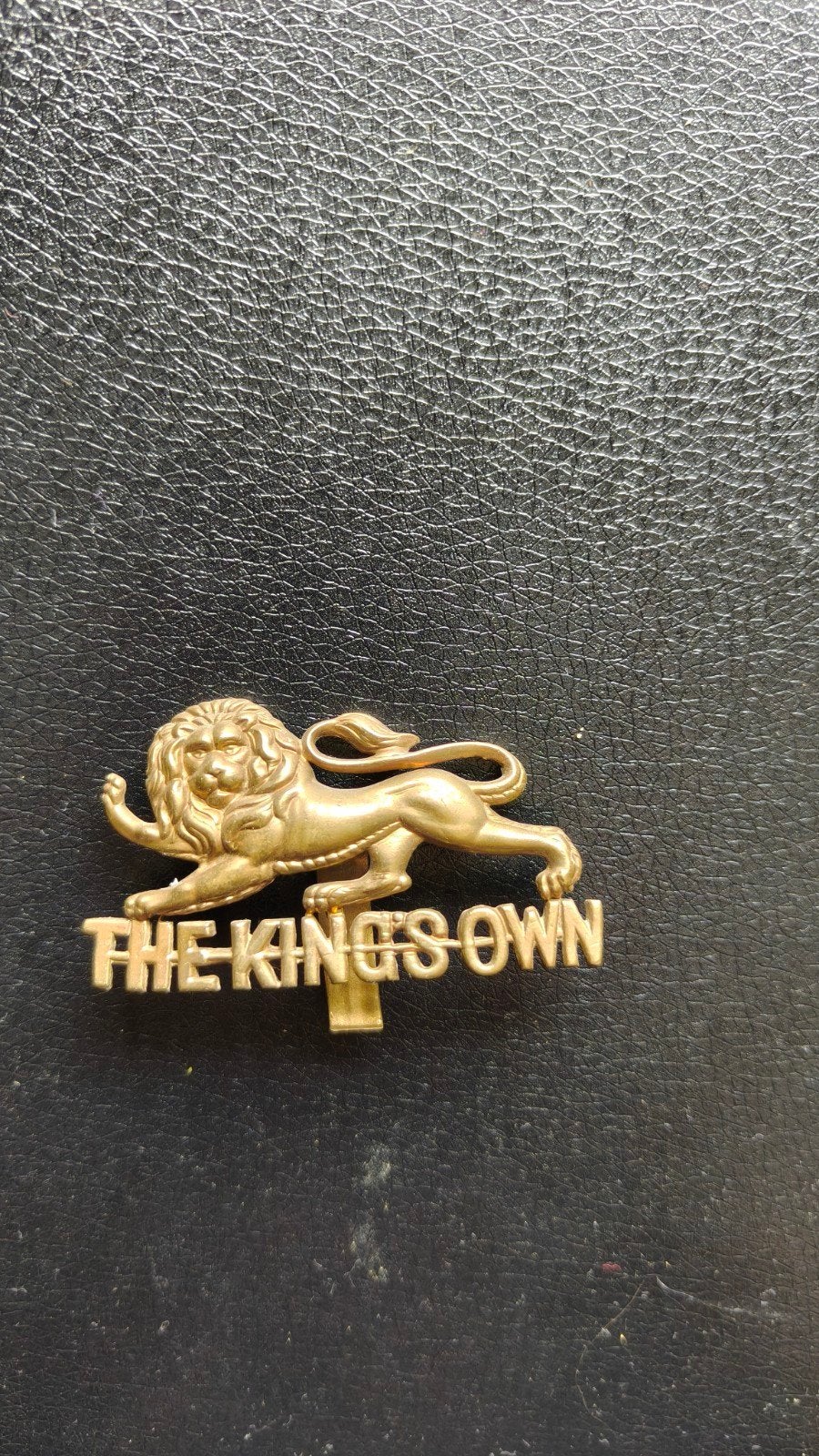 Originele WW2 capbadge The King's Own., Ophalen of Verzenden, Landmacht, Engeland, Embleem of Badge