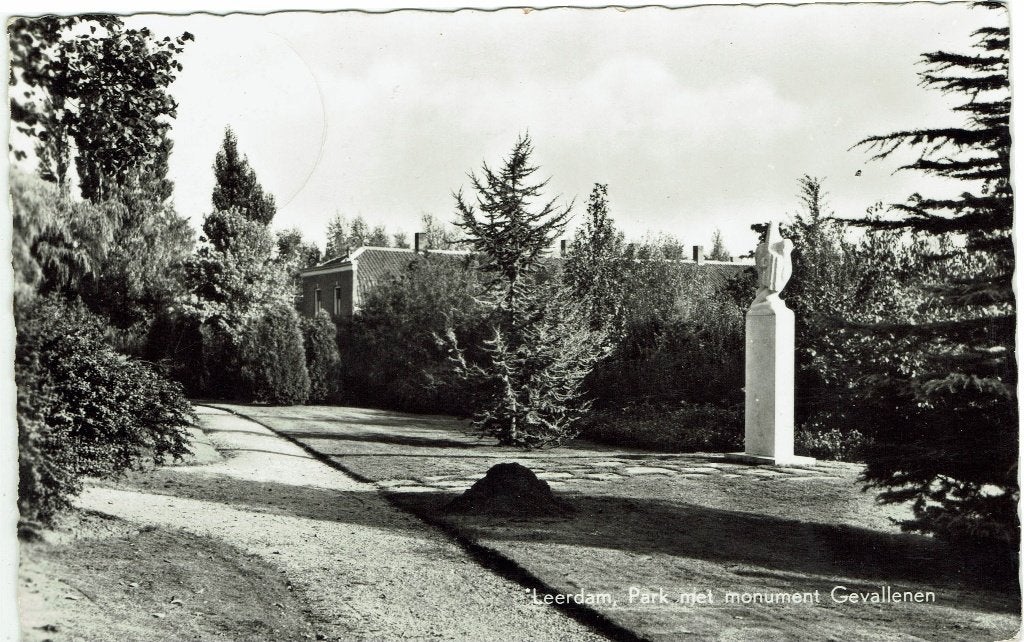 Leerdam – Park met monument Gevallenen., Ophalen of Verzenden, 1960 tot 1980, Gelopen, Zuid-Holland