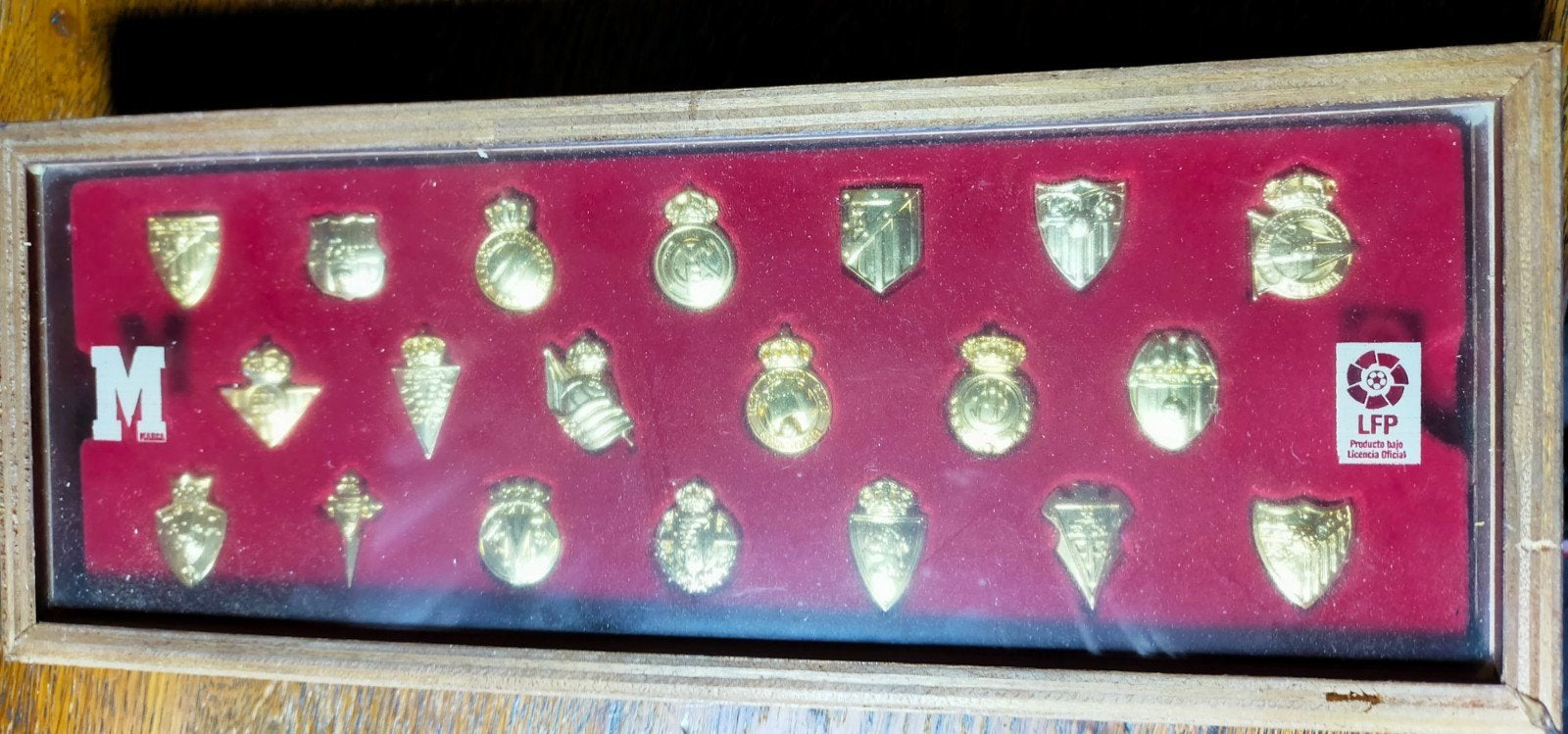 Set van 20 Spaanse voetbalclub pins in houten doos, Ophalen of Verzenden, Sport