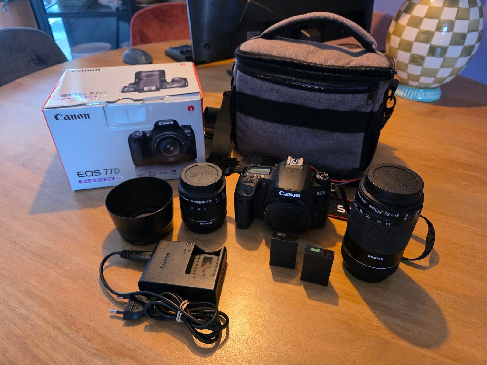 Canon EOS 77D met 2 lenzen en accessoires, Audio, Tv en Foto, Fotocamera's Digitaal, Ingebouwde flitser, Lensdop, Spiegelreflex
