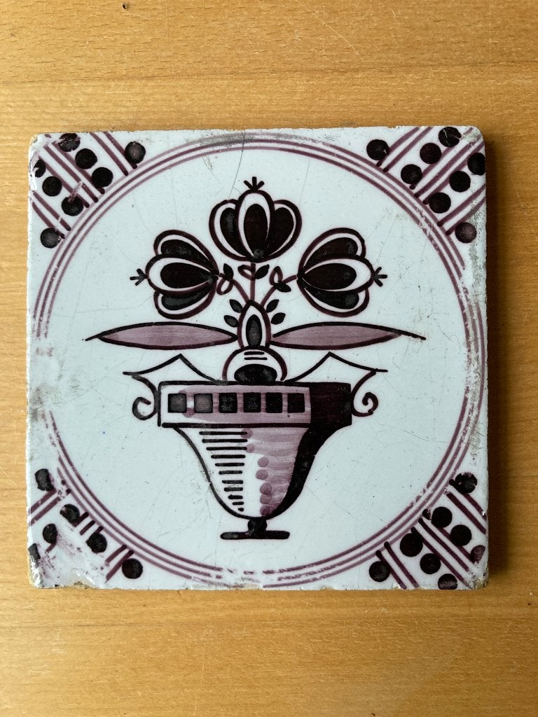 Antieke tegel met een handgeschilderd bloemmotief in vaas, Antiek en Kunst, Ophalen of Verzenden