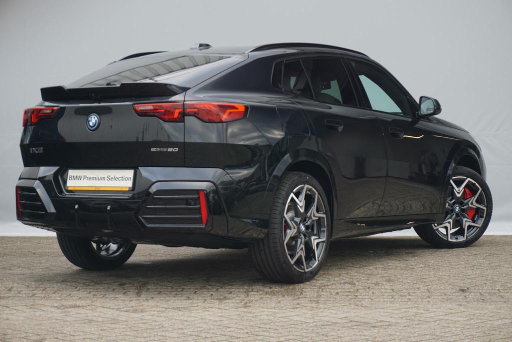 BMW iX2 eDrive20 M Sport Edition 20'' / Harman Kardon / Head, Auto's, BMW, Stof, IX2, 750 kg, Stoelverwarming