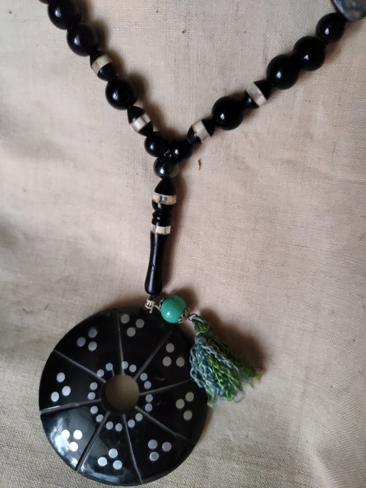 Lange ketting met parelmoer kralen en hanger met kwastje, Ophalen of Verzenden, Overige materialen, Met hanger