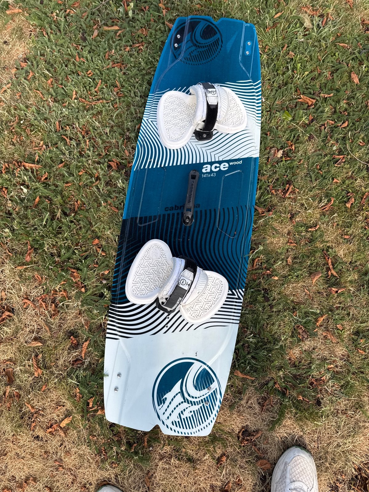 Cabrinha Ace Wood Twintip Kiteboard 141x43 met bindingen, Watersport en Boten, Kitesurfen, Twintip, Ophalen of Verzenden, Gebruikt