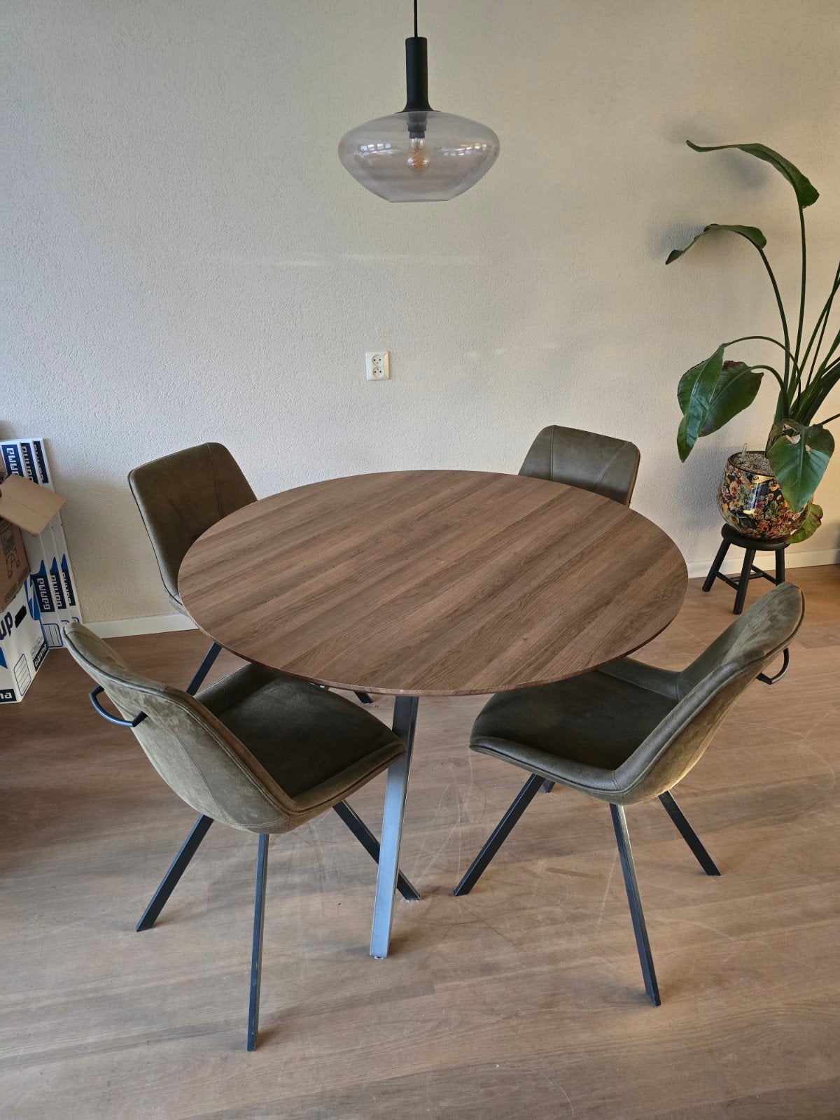 Moos Kilian eettafel (120cm) met 4 Lux stoelen groen, Ophalen, Gebruikt, Rond, 100 tot 150 cm
