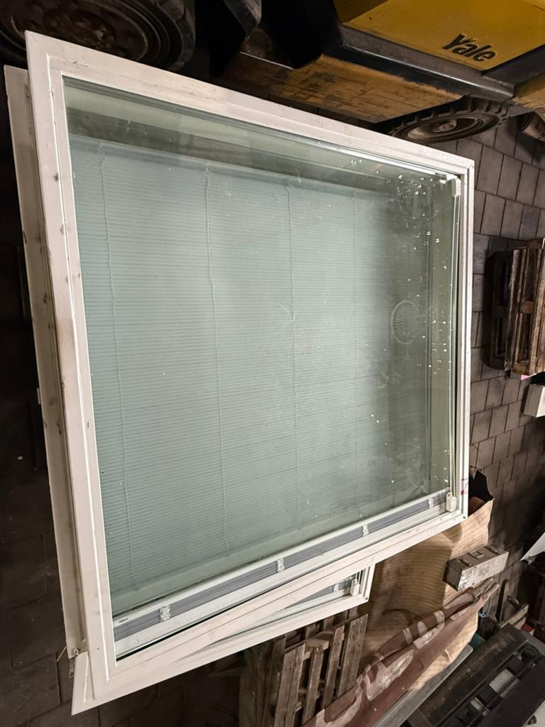 6x stalen kozijn /raam met dubbel glas, ingebouwde Luxaflex, Raamkozijn, Zo goed als nieuw, Metaal, Inclusief glas