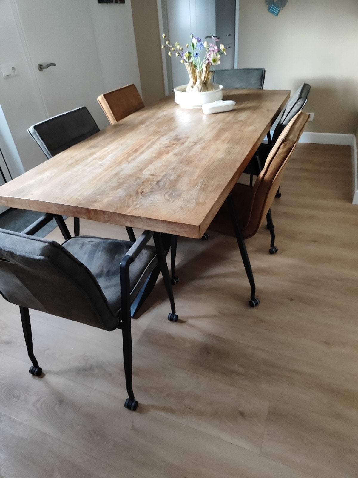 Robuuste mango houten eettafel met 8 stoelen, Huis en Inrichting, Tafels | Eettafels, Ophalen, Gebruikt, Industrieel, Modern, 50 tot 100 cm