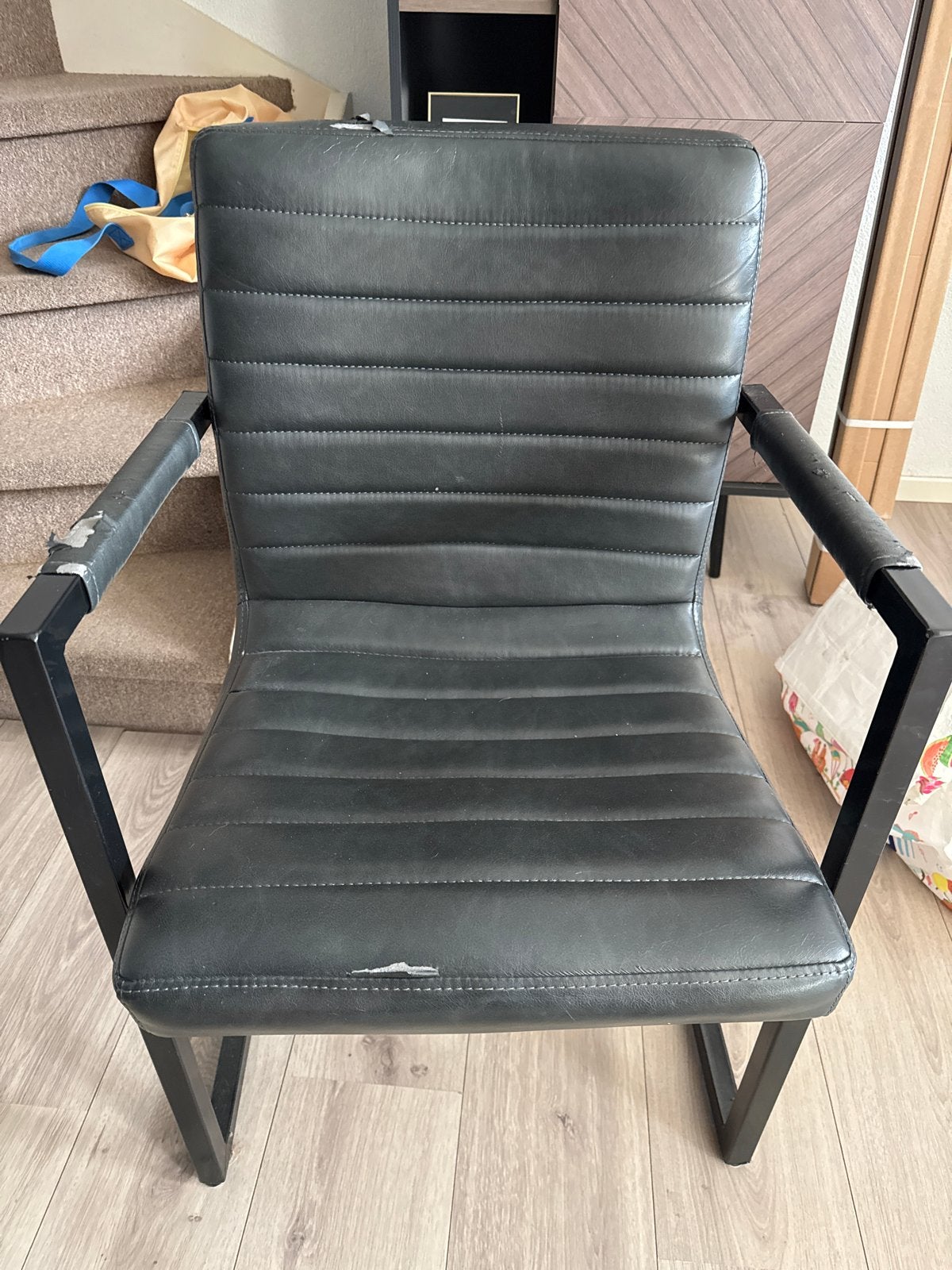 4 stoelen met beschadigd kunstleer gratis op te halen, Huis en Inrichting, Ophalen, Overige materialen, Gebruikt, Zwart