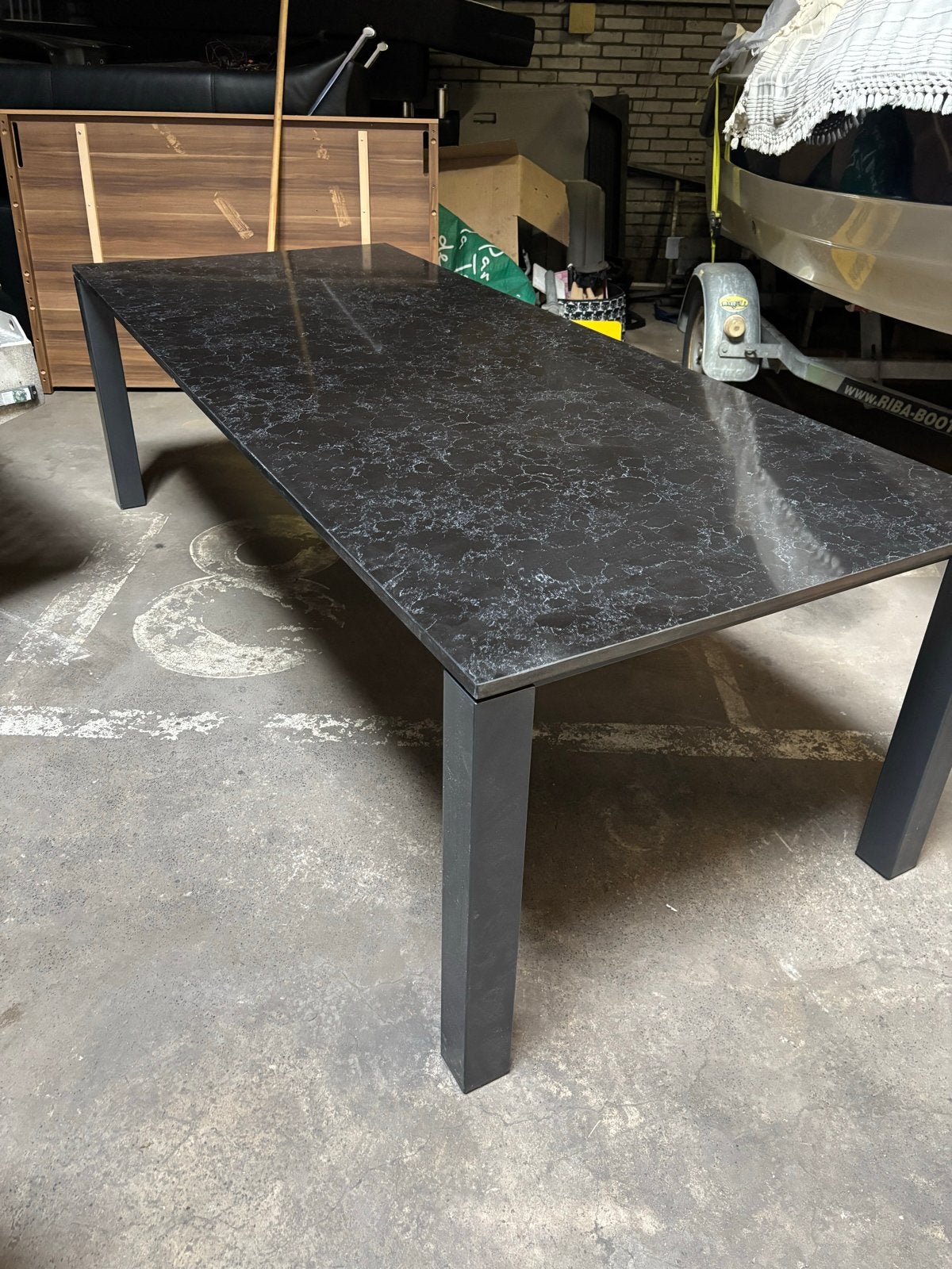 Moderne eettafel met donker granieten blad, Huis en Inrichting, Ophalen, Overige materialen, Gebruikt, 100 tot 150 cm