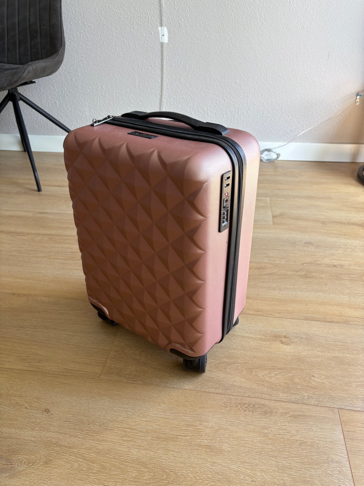 Roze handbagage koffer met wieltjes en slot, Sieraden, Tassen en Uiterlijk, Koffers, Ophalen, 50 tot 60 cm, Hard kunststof, Slot