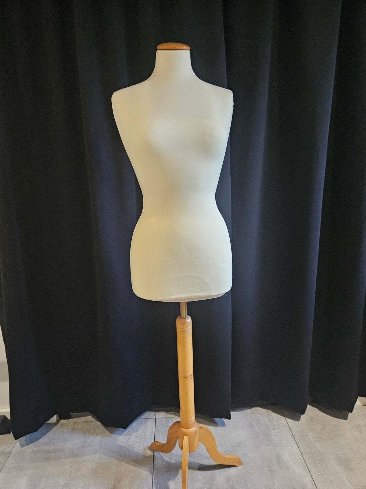 Paspop / Etalagepop met houten standaard, Onbekend, Ophalen, Zo goed als nieuw