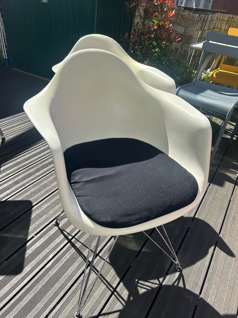 Vier Vitra Dar stoelen - Gebruikt, tijdloos design, Huis en Inrichting, Stoelen, Gebruikt, Vier, Kunststof, Wit, Ophalen