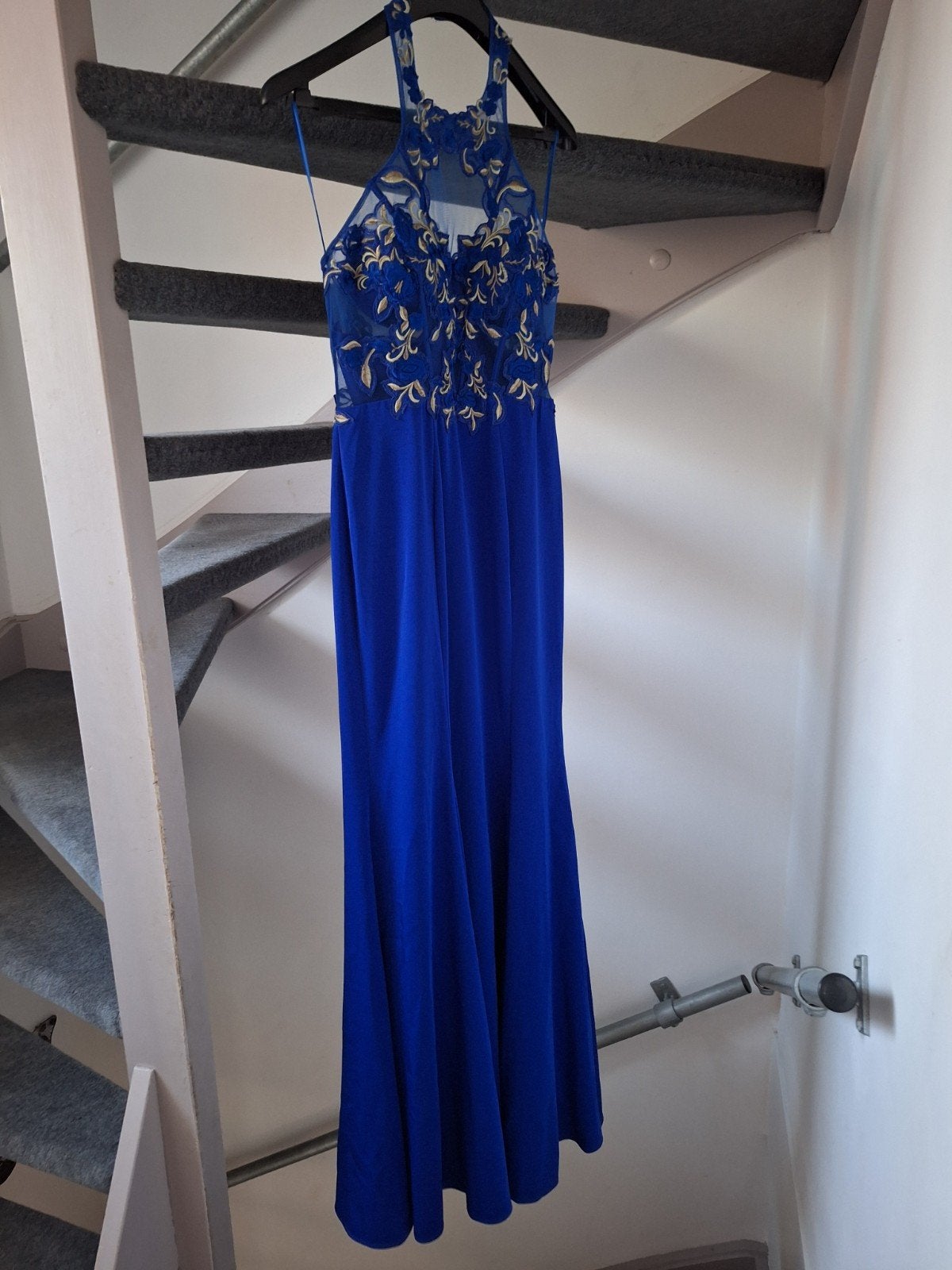 Prachtige blauwe galajurk met gouden borduursels, maat 44, Galajurk, Blauw, Maat 42/44 (L), Nieuw