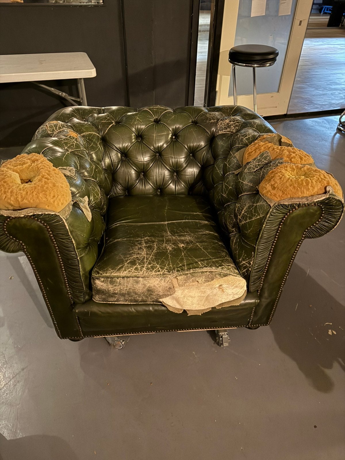Hele oude chesterfield stoel, Ophalen, Eenpersoons, 75 tot 100 cm, Zo goed als nieuw