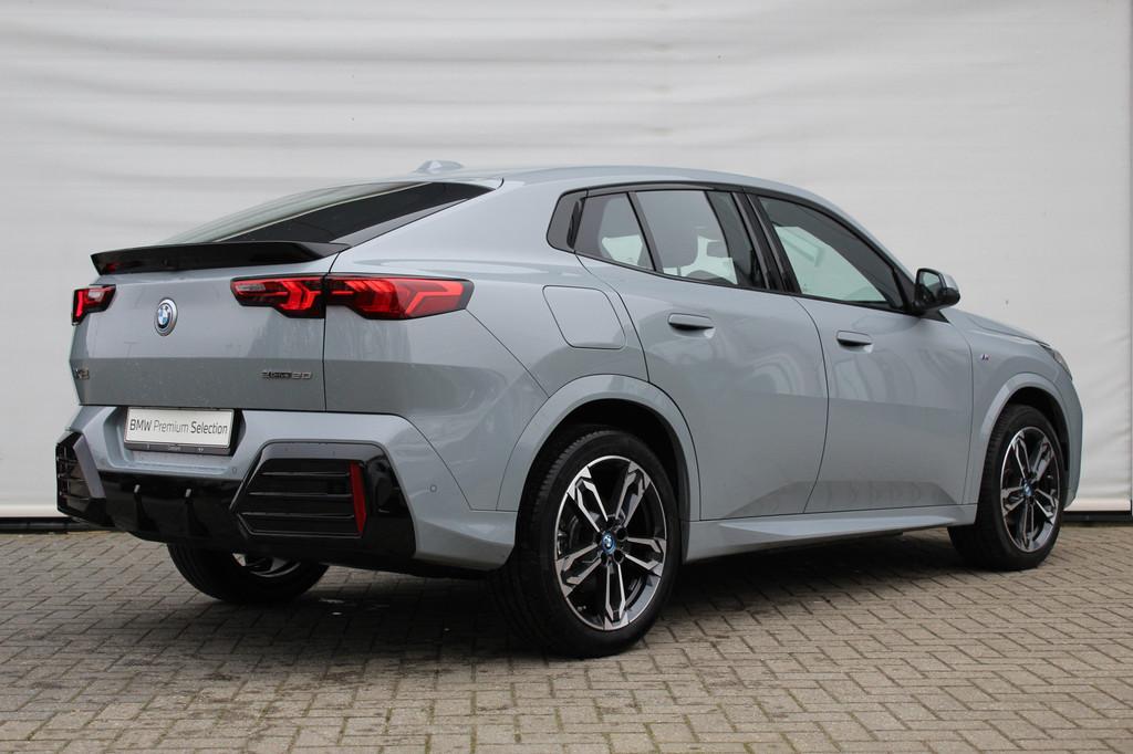 BMW iX2 eDrive20 M Sport / Sportstoelen / Achteruitrijcamera, Auto's, BMW, 478 km, Metallic lak, Met garantie (alle), 24 min