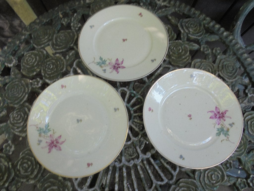 3 Ontbijt + 8 x Diep bord roze bloem / Iris / Orchidee ?, Ophalen of Verzenden