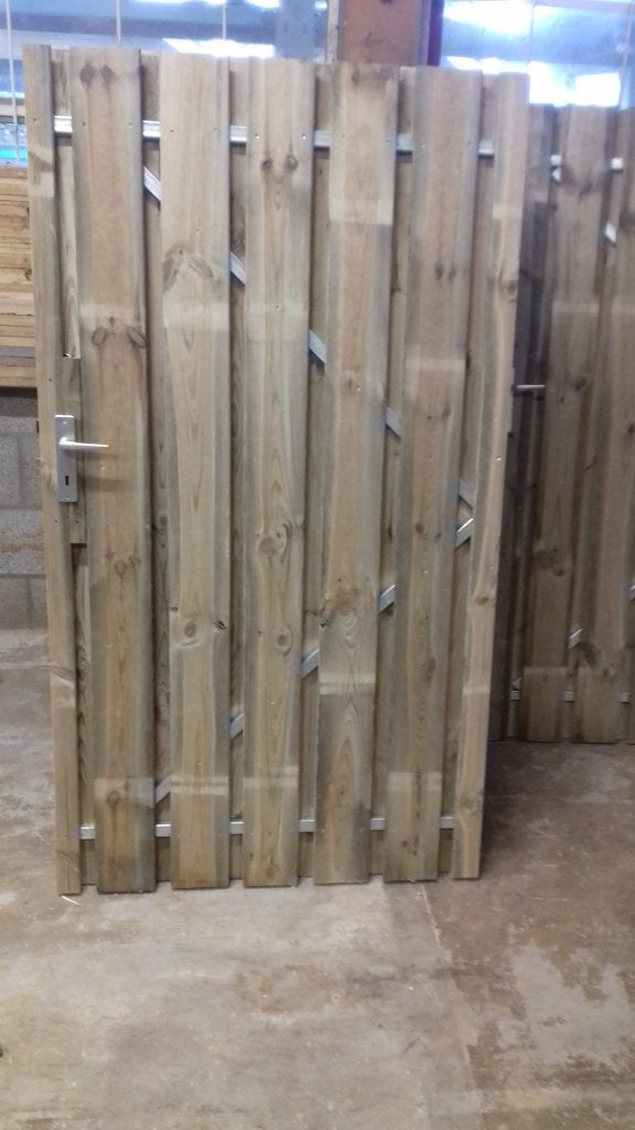 Poortdeur 11: geimpregneerd hout, stalen frame / 110x 180cm