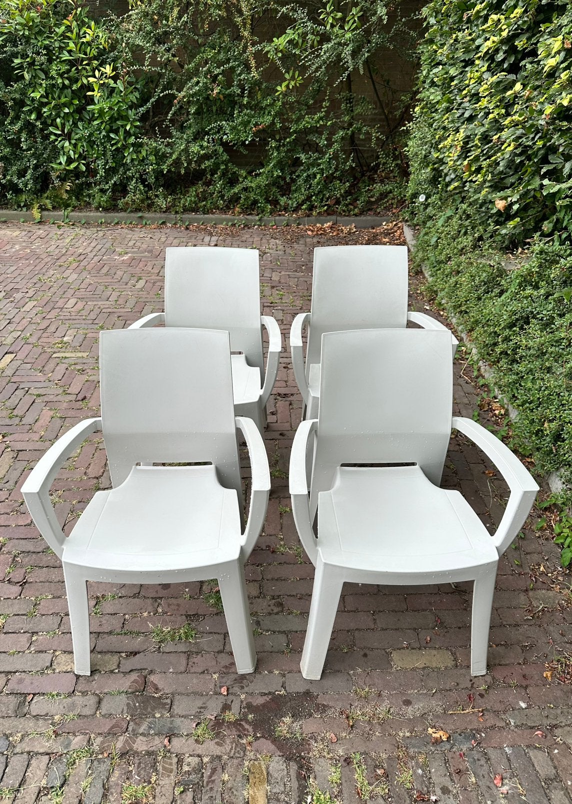 4 kunststof tuinstoelen wit licht grijs, Tuin en Terras, Tuinstoelen, Ophalen, Zo goed als nieuw, Kunststof