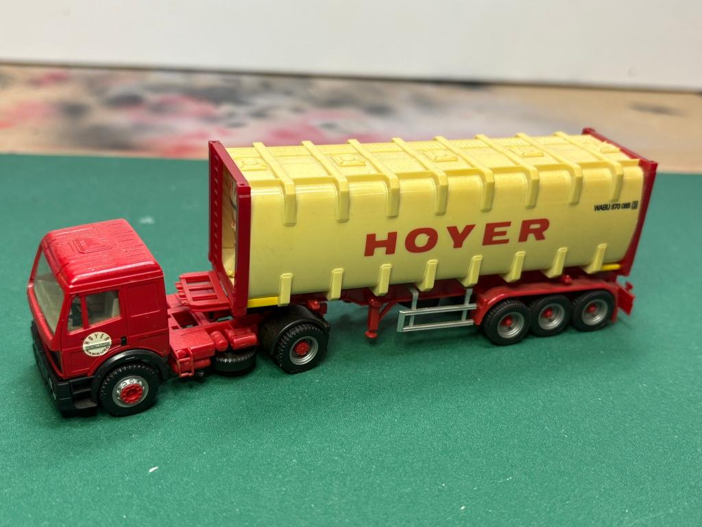 Herpa Mercedes trekker met container HOYER IMG7080/2/3/4, Ophalen of Verzenden, Gebruikt, Bus of Vrachtwagen, Herpa