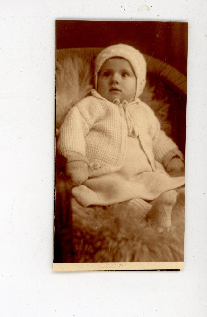 P7; Vintage foto van  baby in gebreide kleding, Gebruikt, Verzenden, Foto, Voor 1940