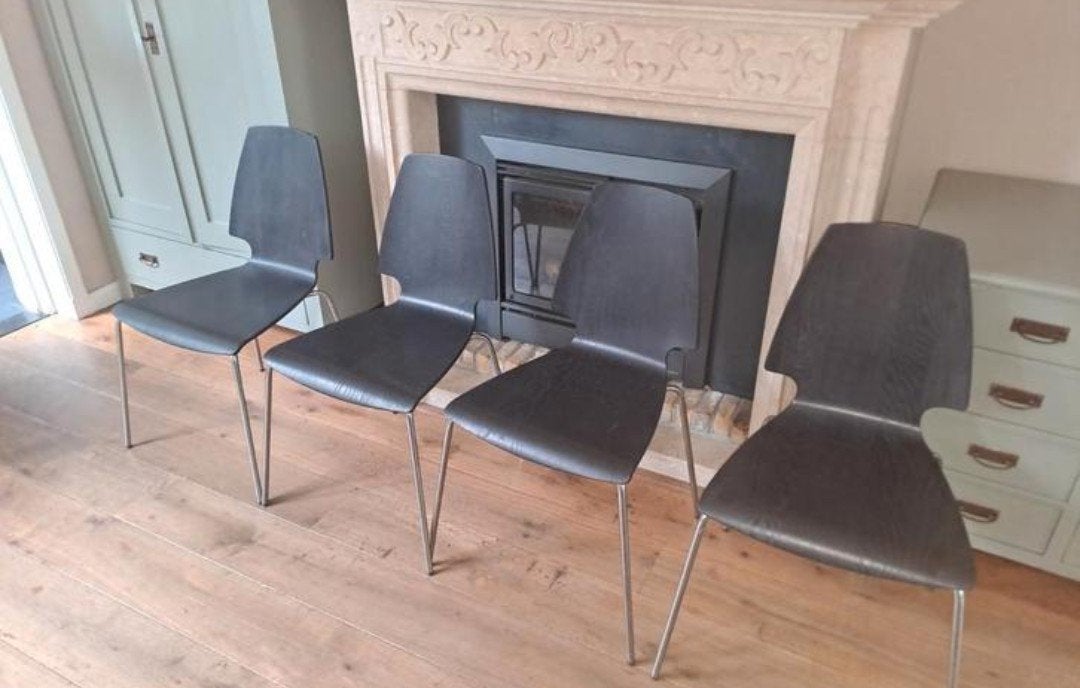 4 zwarte stapelbare eetkamerstoelen met een houten zitting, Huis en Inrichting, Ophalen, Zo goed als nieuw, Zwart, Vier