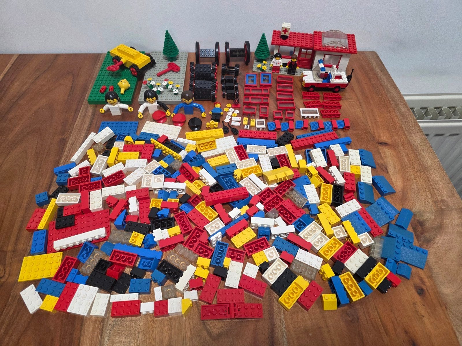 Lego 6364 eerste hulp en veel losse blokjes (ramen, deuren), Ophalen of Verzenden, Gebruikt, Lego