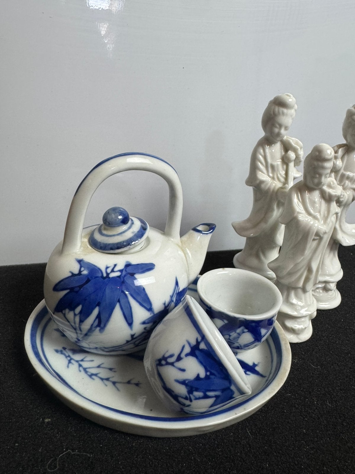 Lot Chinees porselein — theeservies en Guanyin beeldjes, Ophalen of Verzenden, Zo goed als nieuw