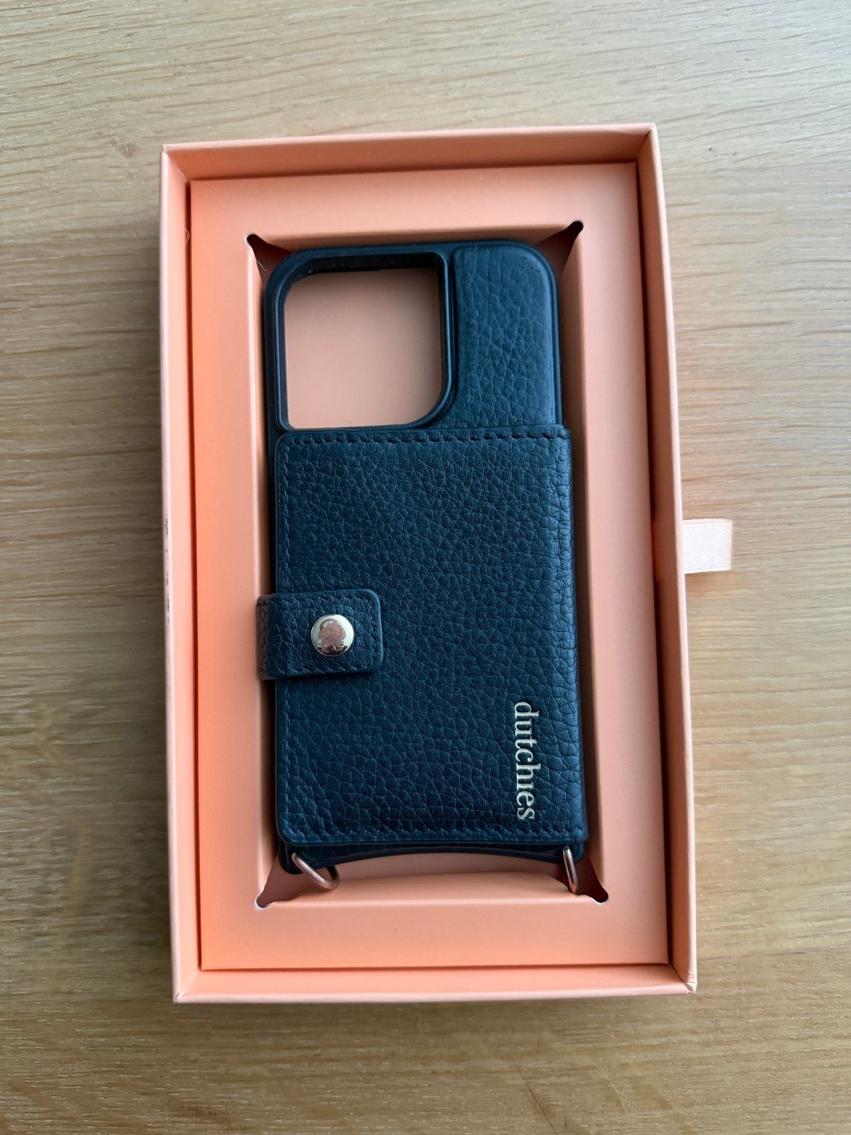 Dutchies hoesje voor iPhone 15 Pro - Zwart, Pasjeshouder, Zwart, Dutchies, Hoesje of Tasje