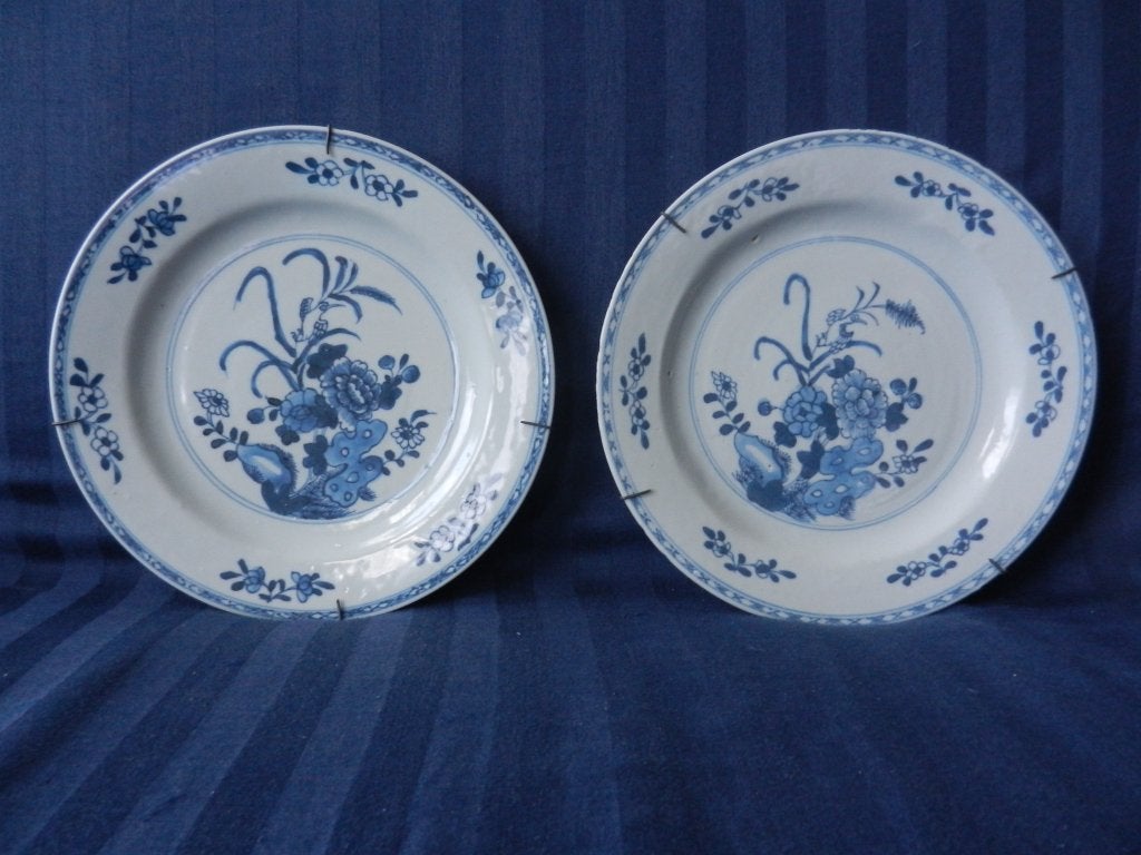 Paar Chinese blauwwitte borden bloeiende planten Qianlong, Ophalen of Verzenden