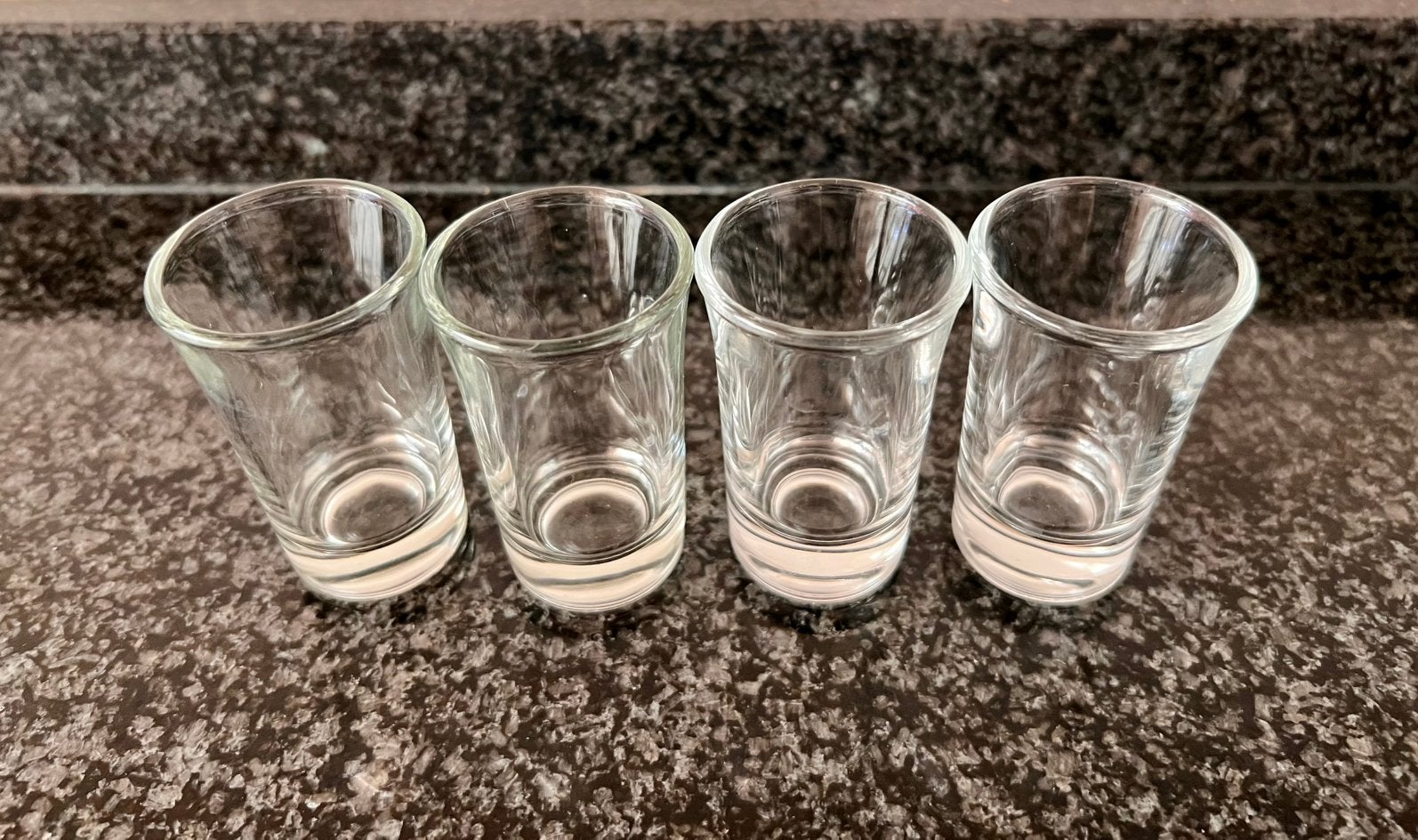 4 stevige borrelglaasjes / shotglaasjes, zware bodem, Ophalen of Verzenden, Zo goed als nieuw, Borrel- of Shotglas