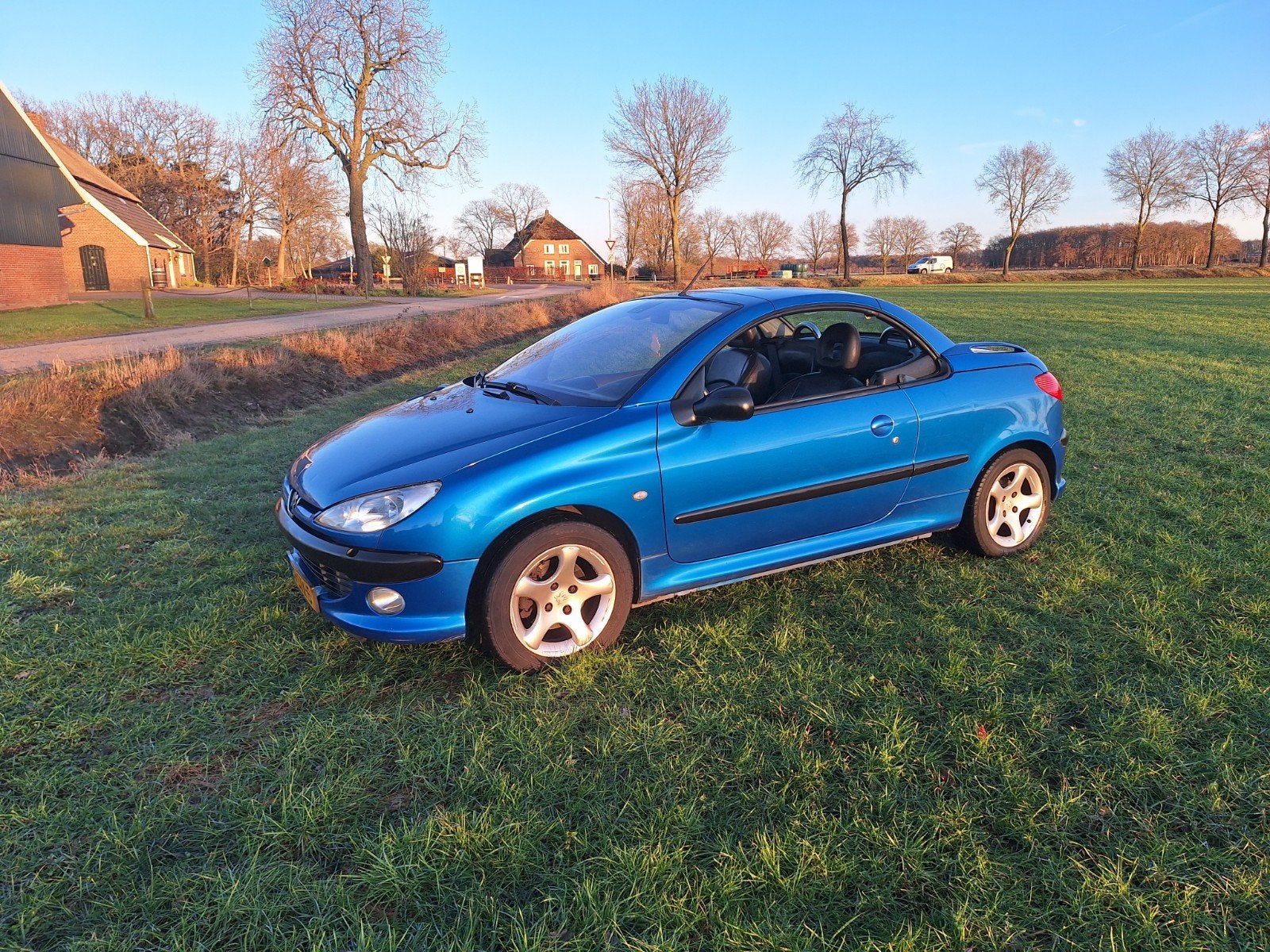 Leuke nette Peugeot 206cc apk tot 26.07.2027
Bouwjaar 2002, Voorwielaandrijving, Zwart, 4 cilinders, Bedrijf