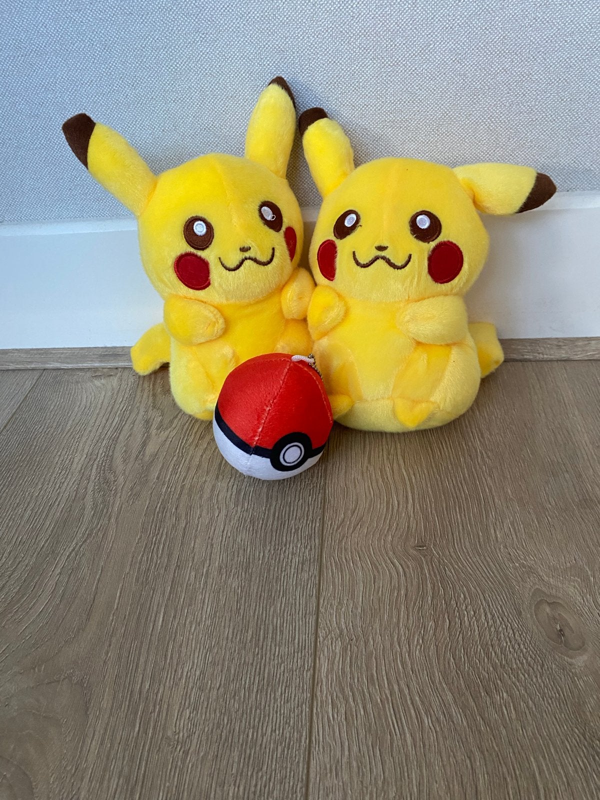 Nieuw 2x Pikachu knuffel (20cm) met een Pokeball, Kinderen en Baby's, Speelgoed | Knuffels en Pluche, Overige merken, Geel, Overige typen