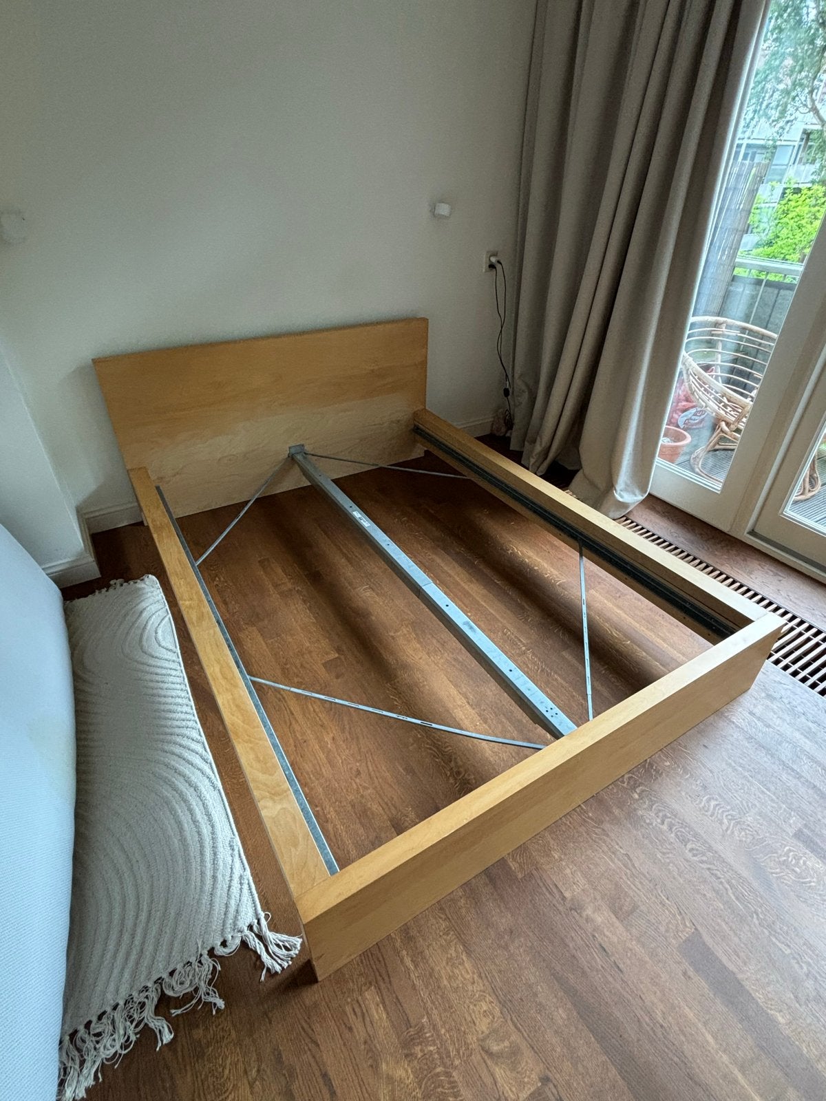 Houten bedframe 140x200 cm met lichte beschadiging, Huis en Inrichting, Slaapkamer | Bedden, Ophalen, Gebruikt, Overige kleuren