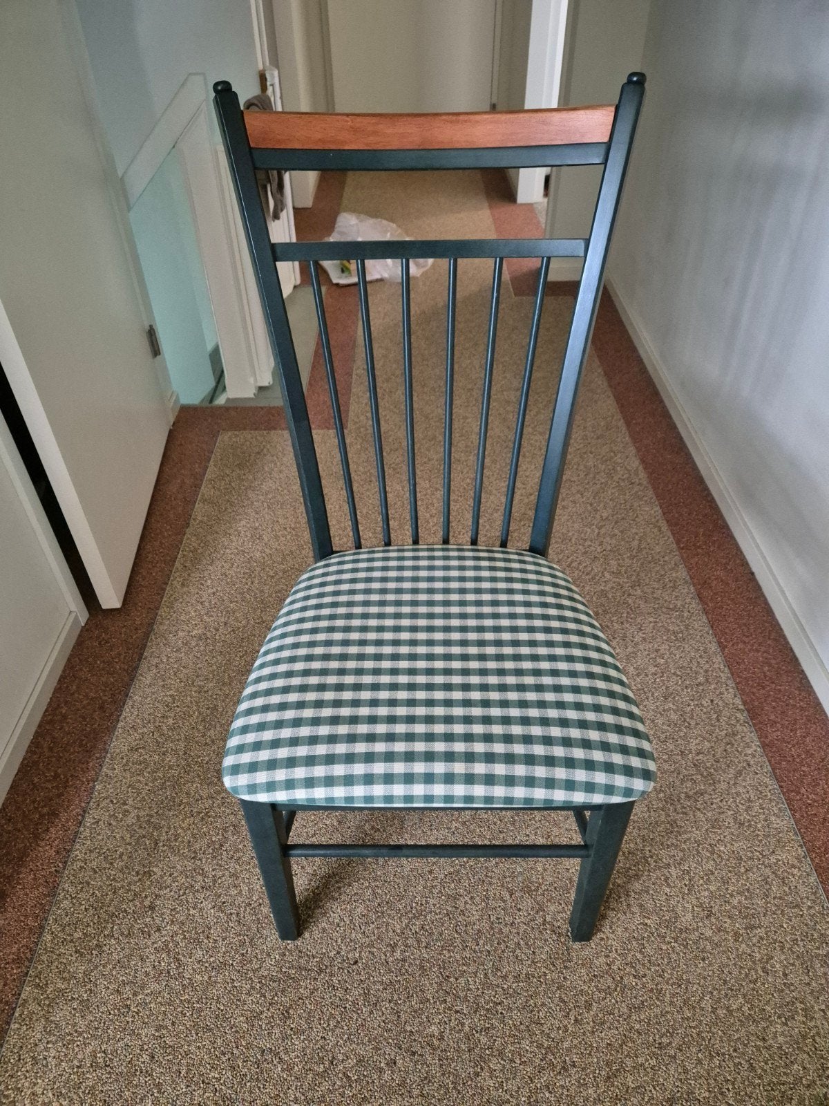 Twee stoelen met geruite stoffen zitting, Hout, Gebruikt, Twee, Overige kleuren
