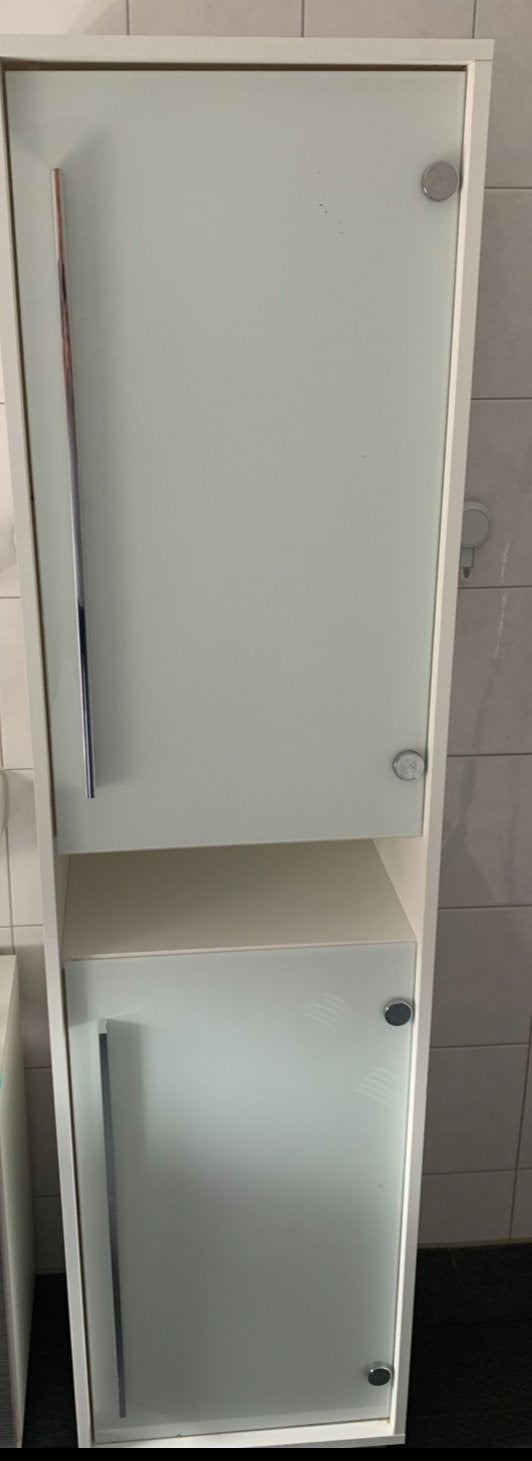 Hoge witte kast met glazen deuren en planken, Huis en Inrichting, Ophalen of Verzenden, Gebruikt