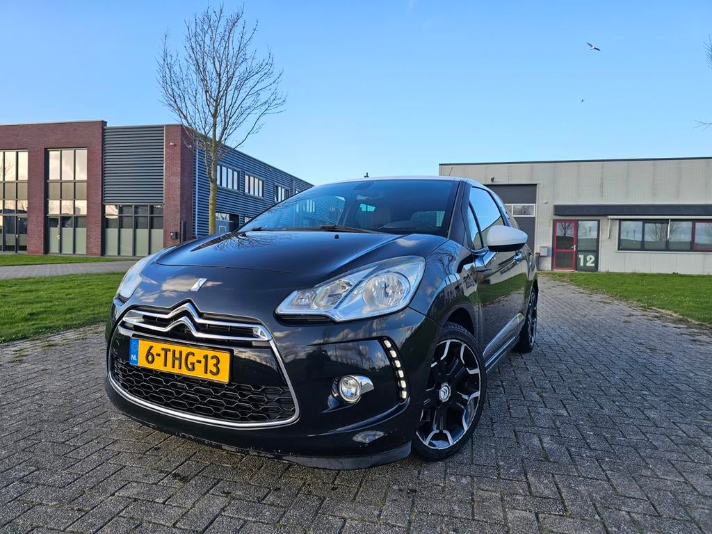 Citroën DS3 1.6 THP Sport Chic NIEUWE APK/ NAVI/ AIRCO/ CRUI, Zwart, Handgeschakeld, 570 kg, Particulier