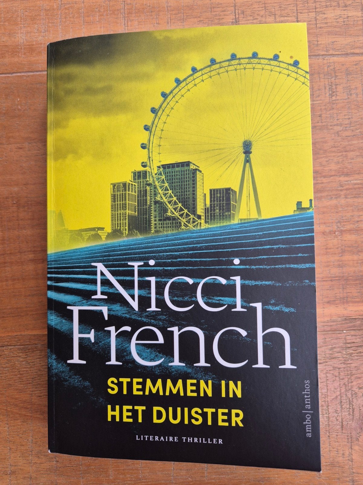 Stemmen in het Duister - Nicci French (Literaire Thriller), Ophalen of Verzenden, Zo goed als nieuw, Nicci French, Nederland