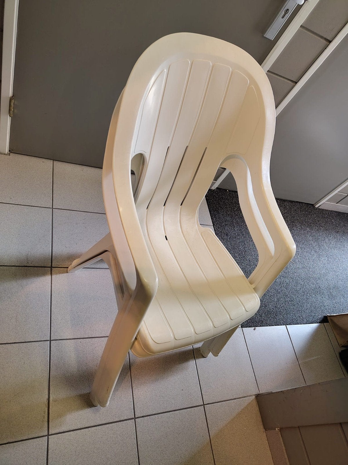 2 plastic tuinstoelen, Tuin en Terras, Tuinstoelen, Ophalen, Gebruikt, Plastic, Stapelbaar