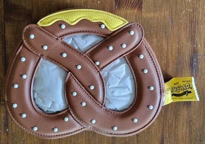 Pretzeltasje van betsey johnson, kopie !!, Ophalen of Verzenden, Nieuw, Bruin, Handtas