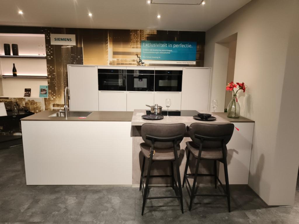 SHOWROOM keuken SIEMENS, Huis en Inrichting, Keuken | Complete keukens, Ophalen, Met kookeiland, Nieuw, Dubbelwandige keuken