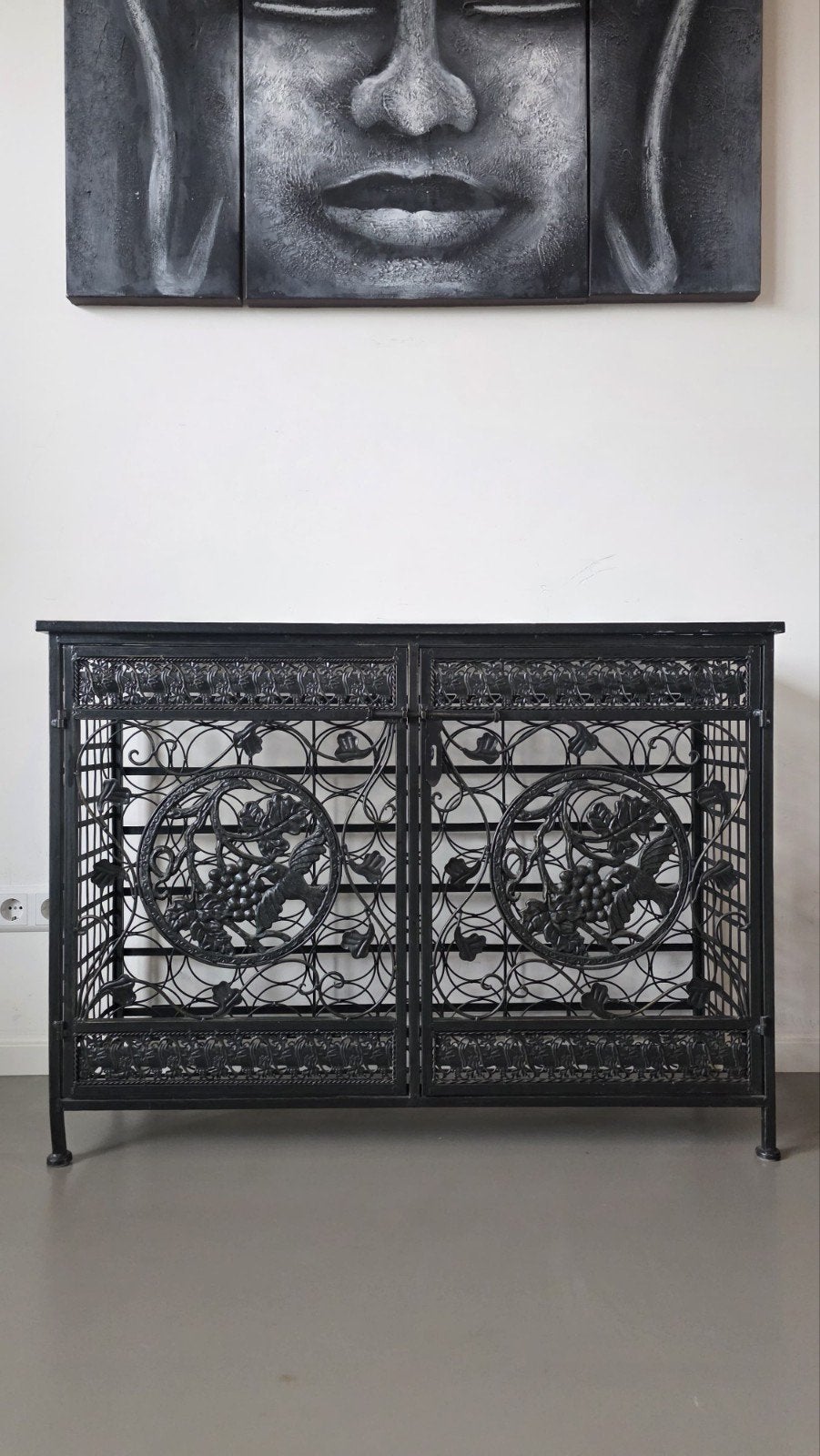 Prachtig metalen wijnrek met decoratieve deuren, Huis en Inrichting, Ophalen, 50 – 75, Zo goed als nieuw, 25 flessen of meer