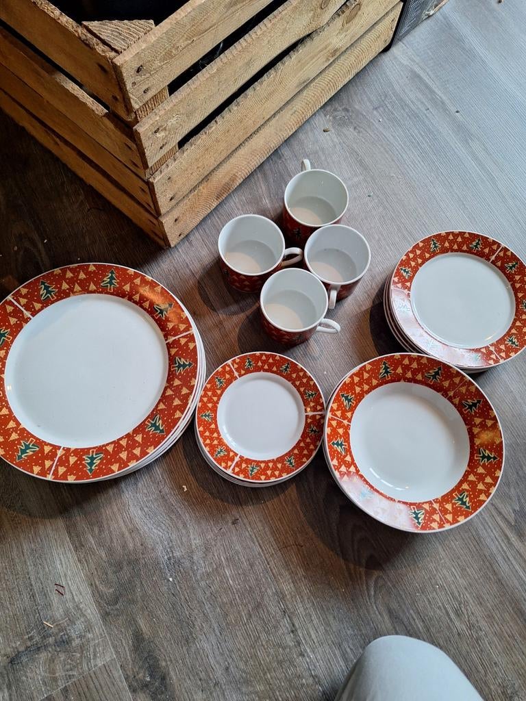 Kerstservies voor 4 personen, Huis en Inrichting, Gebruikt, Keramiek, Ophalen of Verzenden, Overige stijlen