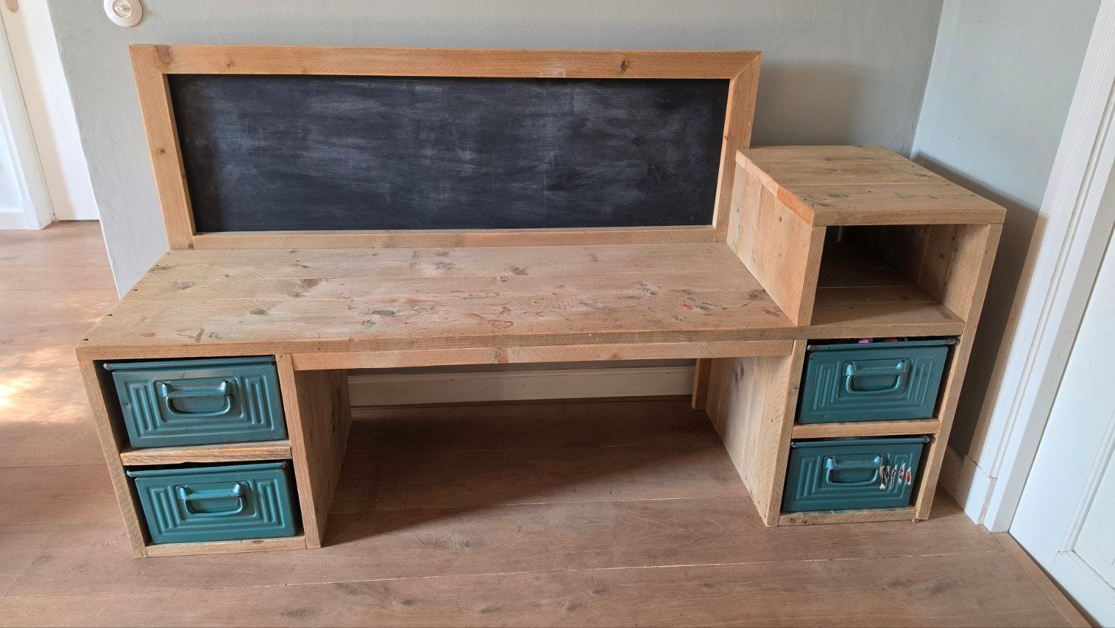 Houten bureau met krijtbord en opbergruimte, Ophalen, Met lades, Gebruikt, Hout
