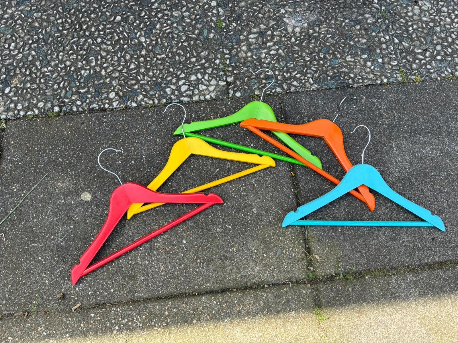 5 vrolijke kinder kledinghangers, Ophalen of Verzenden, Gebruikt, Kunststof, Kinderen