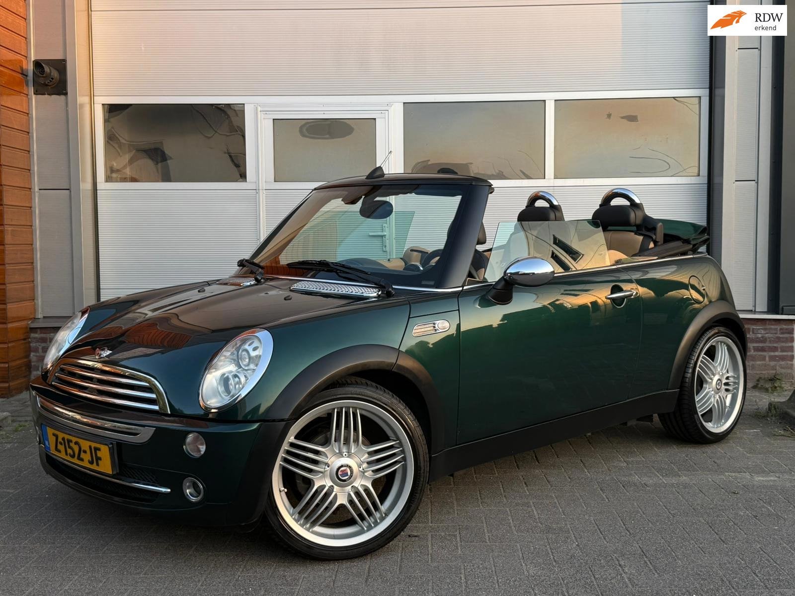 Mini Cabrio 1.6 Cooper AUTOMAAT/AC/HARMANKARDON/CABRIO/APK, 4 cilinders, 4 stoelen, 116 pk, Bedrijf