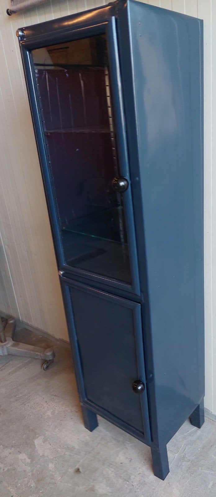 Donkerblauwe Stalen Dokterskast met Glazen Planken, Antiek en Kunst, Ophalen