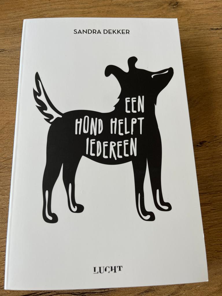Een hond helpt iedereen - Sandra Dekker (Boek), Ophalen of Verzenden, Zo goed als nieuw, Honden