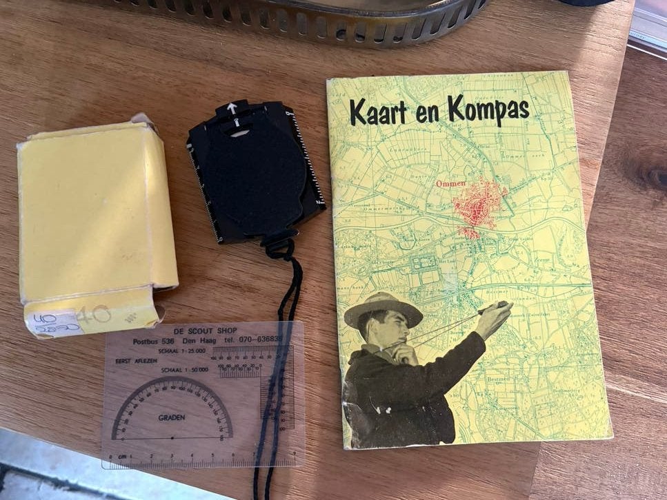 Vintage Kompas en Boekje 'Kaart en Kompas' Scouting, Verzamelen, Scouting, Ophalen of Verzenden, Gebruikt, Overige typen