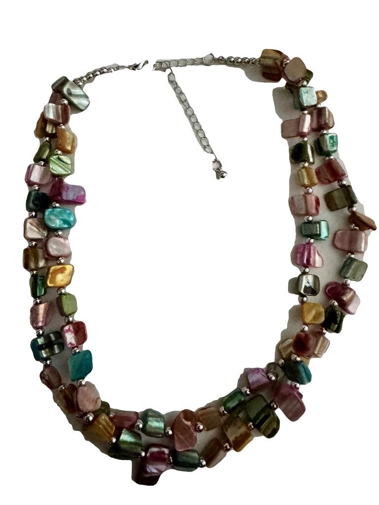 Bonte schelpketting met zilverkleurige kraaltjes (1095), Overige materialen, Verstelbaar, Nieuw, Ophalen of Verzenden