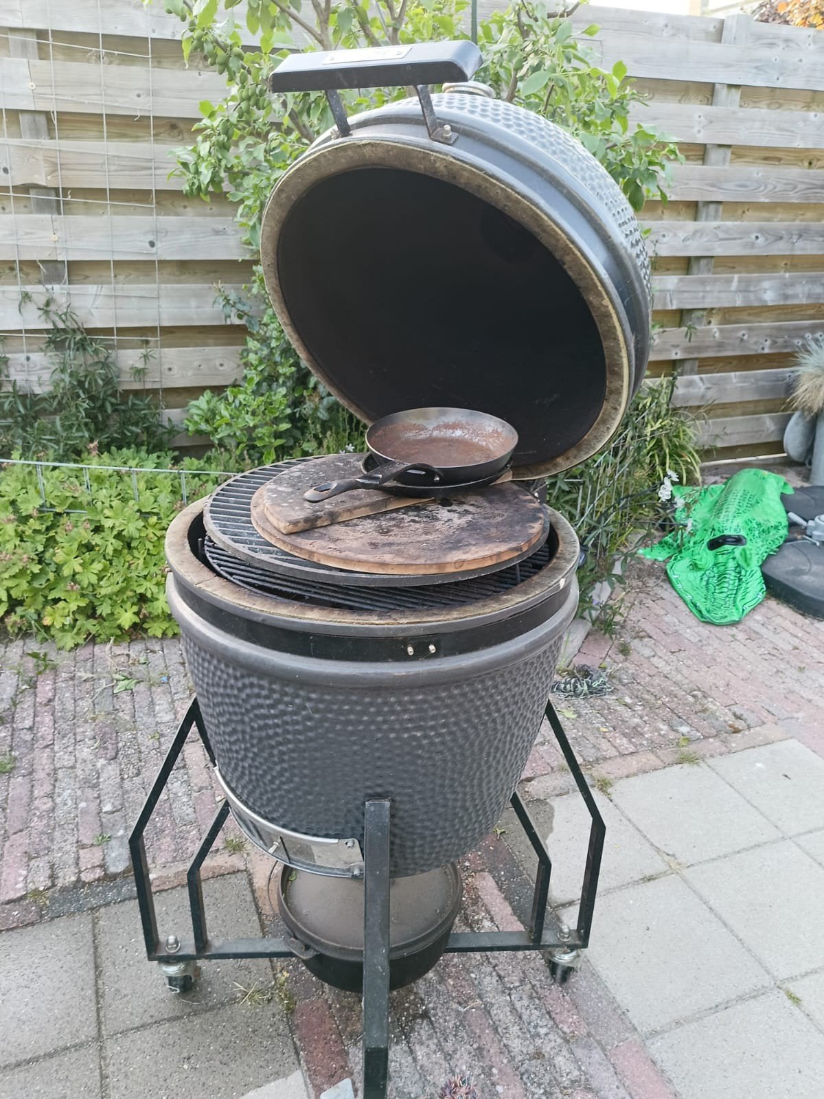 Guru Grill Kamado BBQ - Compleet met accessoires, Tuin en Terras, Barbecue-accessoires, Ophalen, Gebruikt, Guru Grill